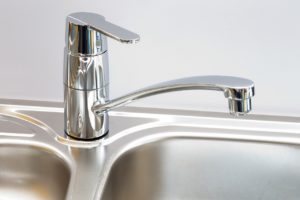 Jak odetkać rury bez pomocy hydraulika?